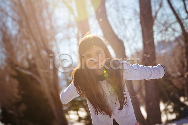 기쁨 산책 행복 백인 사람 아기 어린이 여자 한명 JPG 포토 해외이미지 건강 걸음마 겨울 공원 관리 놀이 달리기 뒤뜰 라이프스타일 맑음 미소(표정) 숲 야외 에너지 자연 장난 점프 태양 해외202004 휴가