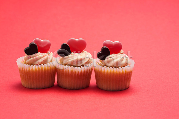사랑 사람없음 JPG 포토 해외이미지 맛 머핀 무료이미지 발렌타인데이 분홍색 뿌리기 컵케이크 크림 프로스팅 하트 해외202004