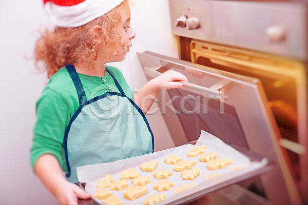 기쁨 준비 축하 행복 백인 사람 소년 아기 어린이 한명 JPG 포토 해외이미지 겨울 굽기 놀이 만들기 빨간색 산타클로스 새해 오븐 요리 음식 응시 장식 전통 주방 쿠키 크리스마스 해외202004