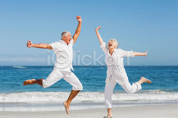 사랑 즐거움 함께함 행복 70대 남자 두명 백인 여자 JPG 포토 해외이미지 남편 노후 맑음 모래 미소(표정) 바다 아내 야외 여름(계절) 은퇴 점프 커플 파도 해외202004 휴가