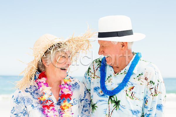 자유 즐거움 함께함 행복 70대 남자 노년 두명 백인 여자 JPG 포토 해외이미지 긍정 맑음 모래 미소(표정) 바다 서기 야외 여름(계절) 커플 하늘 해외202004 휴가
