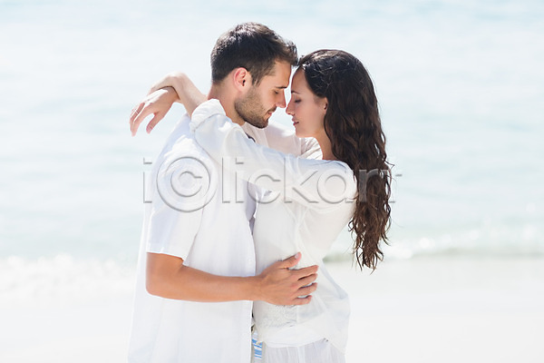 따뜻함 사랑 함께함 행복 20대 남자 두명 백인 여자 JPG 포토 해외이미지 맑음 미소(표정) 야외 여름(계절) 커플 포옹 해외202004 햇빛 휴가 흰색