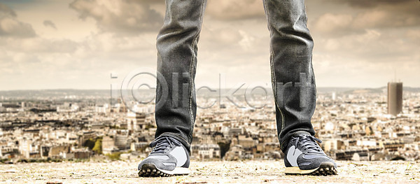 고독 10대 남자 사람 사람없음 어린이 JPG 포토 해외이미지 거리 교외 도시 라이프스타일 문제 발 벤치 보행로 서기 소셜 시골 신발 야외 양발 여행 오솔길 중앙 청바지 컨셉 파노라마 풍경 하이킹 해외202004 해외포토