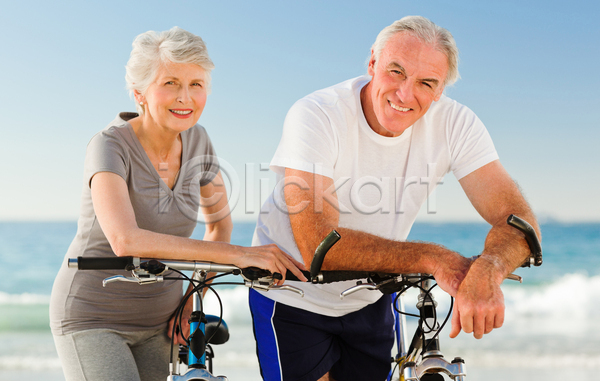 남자 노년 노인만 두명 여자 JPG 앞모습 옆모습 포토 해외이미지 건강관리 기댐 노부부 노후건강 바다 상반신 야외 운동 자전거 주간 커플 커플라이프 할머니 할아버지