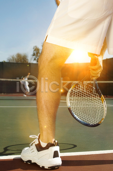 남자 두명 성인 성인남자만 한명 JPG 뒷모습 아웃포커스 옆모습 포토 해외이미지 들기 야외 전신 주간 태양 테니스 테니스라켓 테니스복 하반신