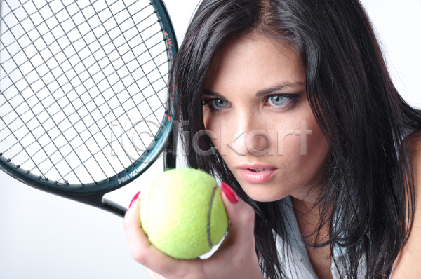 집중 성인 성인여자한명만 여자 한명 JPG 앞모습 포토 해외이미지 들기 상반신 실내 응시 테니스공 테니스라켓 테니스복 흰배경