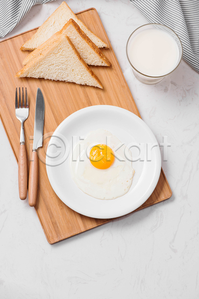 사람없음 JPG 포토 하이앵글 해외이미지 계란프라이 나무도마 나이프 식빵 실내 우유 우유잔 접시 천(직물) 포크 흰배경