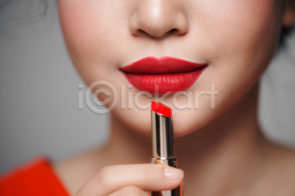 성인 성인여자한명만 여자 한명 JPG 근접촬영 앞모습 포토 해외이미지 들기 립(입술) 립메이크업 립스틱 뷰티 상반신 실내 입술 회색배경