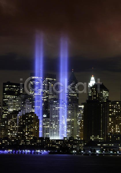 사람없음 JPG 포토 해외이미지 건물 고층빌딩 도시 도시풍경 맨해튼 미국 빛 쌍둥이빌딩 야간 야경 야외 파란색