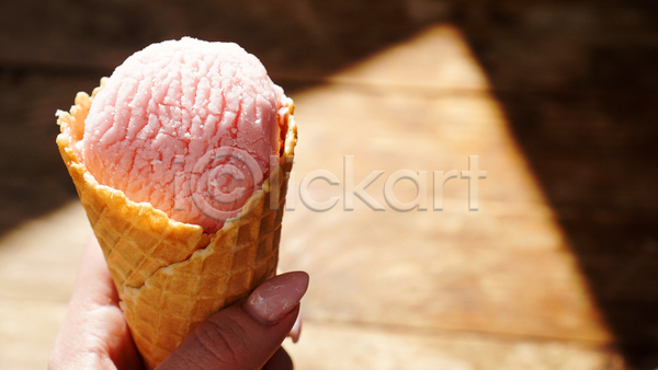 신체부위 JPG 포토 해외이미지 들기 산딸기 손 콘아이스크림 한개