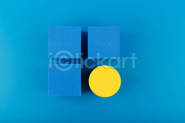 특별함 사람없음 JPG 포토 해외이미지 개성 노란색 목업 스튜디오촬영 실내 오브젝트 원형 입체도형 정사각형 컨셉 파란배경 파란색