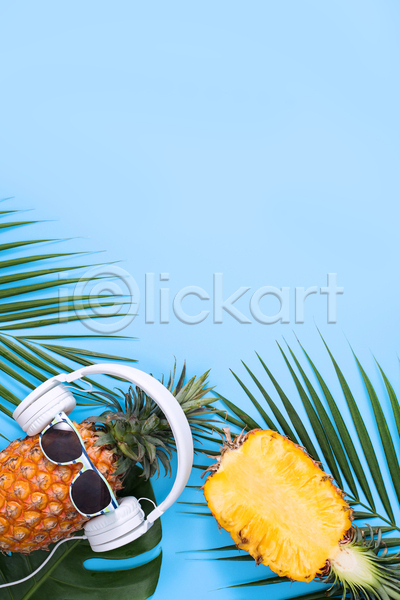 사람없음 JPG 포토 하이앵글 해외이미지 단면 선글라스 실내 열대과일 열대잎 제철과일 카피스페이스 파란배경 파인애플 헤드폰
