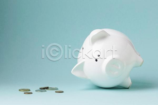 사람없음 JPG 포토 해외이미지 경제 금융 넘어짐 동전 돼지저금통 실내 파란배경