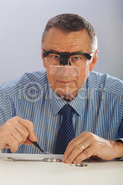 남자 백인 한명 JPG 포토 해외이미지 넥타이 셔츠 손목시계 수리 안경 옛날 파란색