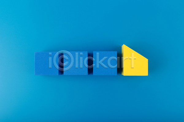 아이디어 특별함 사람없음 JPG 포토 해외이미지 개성 노란색 목업 스튜디오촬영 실내 오브젝트 일렬 입체도형 정사각형 컨셉 파란배경 파란색
