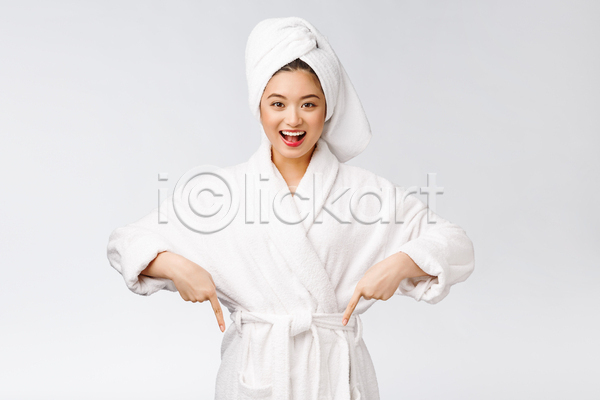동양인 성인 성인여자한명만 여자 한명 JPG 앞모습 포토 해외이미지 가리킴 목욕가운 뷰티 상반신 수건 실내 응시 피부관리 흰배경