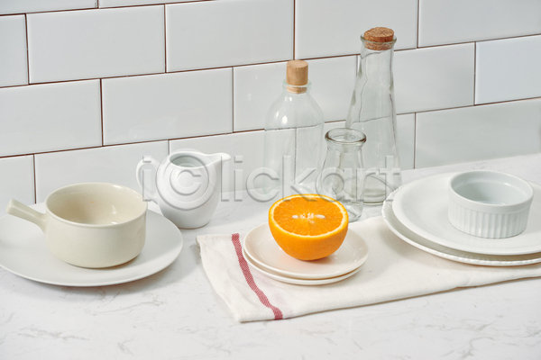 사람없음 JPG 포토 해외이미지 그릇 냄비 단면 슬라이스 식탁보 실내 오렌지 유리병 접시 찻주전자