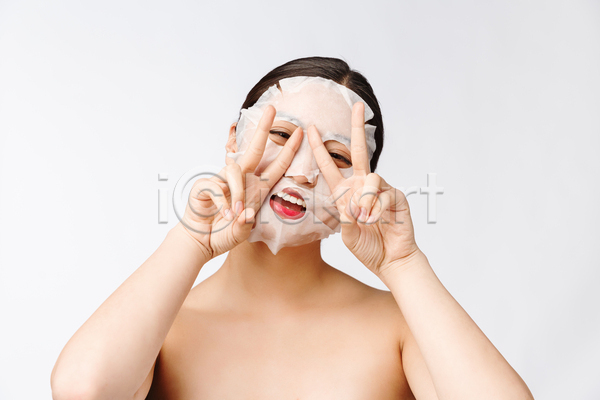 동양인 성인 성인여자한명만 여자 한명 JPG 앞모습 포토 해외이미지 마스크팩 뷰티 브이 상반신 실내 응시 피부관리 흰배경