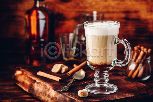 사람없음 JPG 포토 해외이미지 갈색 나무탁자 위스키 칵테일 커피 커피잔 크림 티스푼 한잔