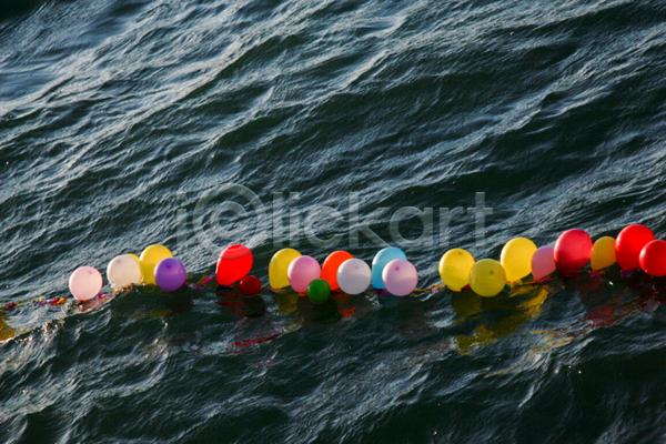 사람없음 JPG 포토 해외이미지 떠있는 물 수면 야외 풍선