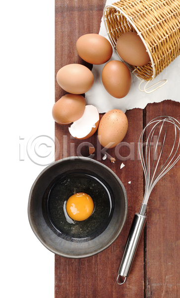 사람없음 JPG 포토 해외이미지 거품기 계란 계란껍데기 그릇 깨짐 나무탁자 날계란 바구니 실내 쏟아짐 휘핑기 흰배경