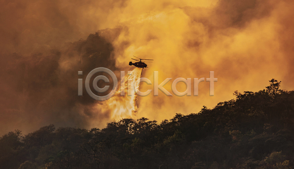 위험 사람없음 JPG 포토 해외이미지 나무 불 불꽃(불) 뿌리기 산 산불 소방 소방헬리콥터 숲 야외 연기