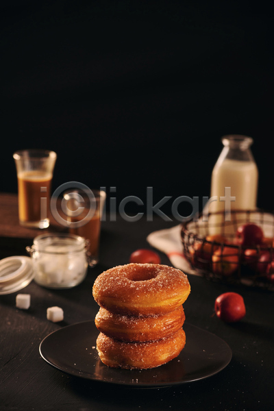 달콤 사람없음 JPG 아웃포커스 포토 해외이미지 각설탕(식품) 검은배경 도넛 바구니 사과 실내 우유 우유병 유리병 접시 커피