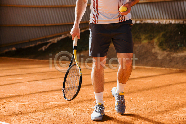 남자 성인 성인남자한명만 한명 JPG 앞모습 포토 해외이미지 들기 서기 야외 주간 테니스 테니스공 테니스라켓 테니스복 하반신