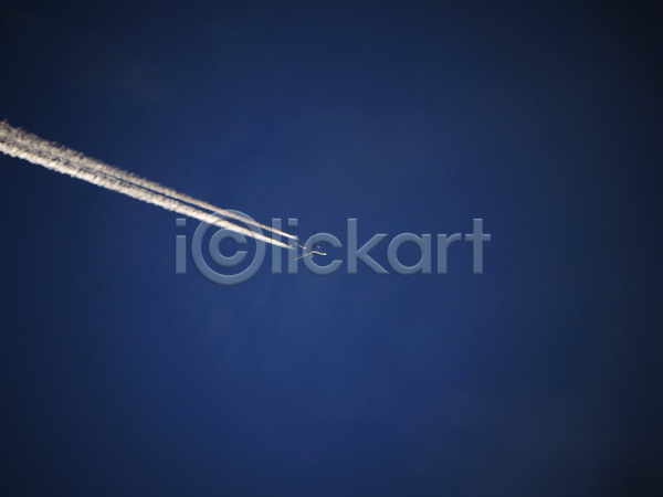 사람없음 JPG 포토 해외이미지 구름(자연) 백그라운드 비행기 비행운 야외 제트기 주간 파란색 하늘
