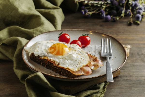사람없음 JPG 포토 해외이미지 건강식 계란 계란프라이 방울토마토 베이컨 브런치 아침식사 오픈샌드위치 음식 접시 포크 호밀빵