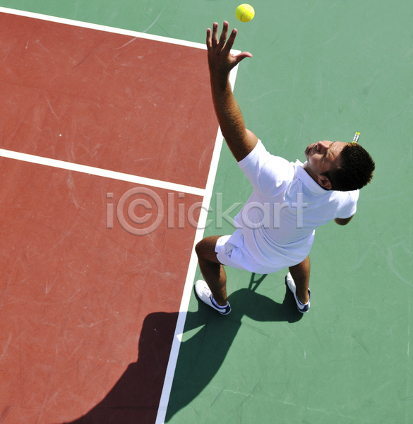 남자 성인 성인남자한명만 한명 JPG 뒷모습 포토 해외이미지 그림자 던지기 들기 서기 서브 야외 응시 전신 주간 테니스 테니스공 테니스라켓 테니스복 테니스장