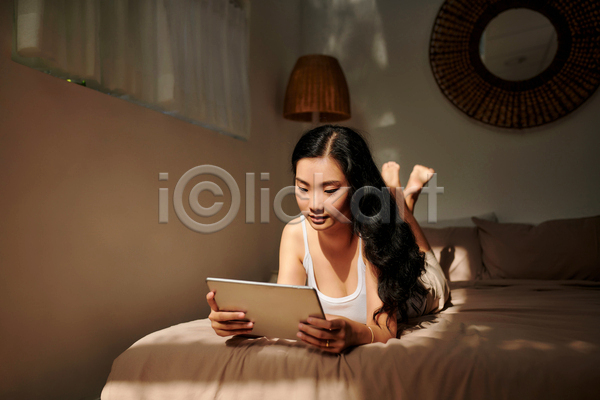 여유 휴식 동양인 성인 성인여자한명만 여자 한명 JPG 앞모습 포토 해외이미지 들기 실내 앳홈라이프 엎드리기 전신 집콕 침대 침실 태블릿