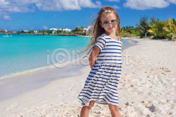 휴식 백인 소녀(어린이) 소녀한명만 어린이 여자 한명 JPG 앞모습 포토 해외이미지 뒷짐 미소(표정) 바캉스 상반신 선글라스 야외 여름(계절) 여름휴가 여행 주간 해변
