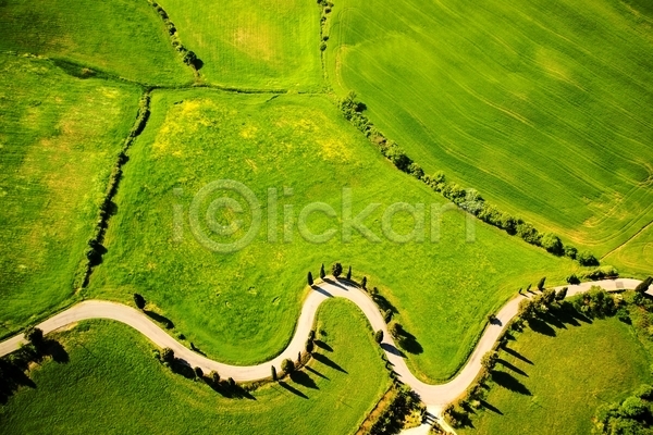 사람없음 JPG 포토 항공촬영 해외이미지 도로 밭 봄 여행 유럽 이탈리아 자연 초록색 커브길 풍경(경치)