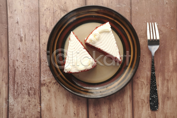 사람없음 JPG 포토 하이앵글 해외이미지 나무배경 두개 레드벨벳 실내 접시 조각케이크 포크
