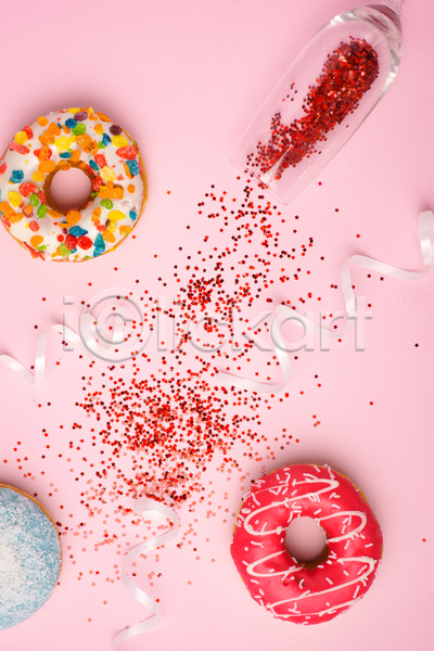 달콤 사람없음 JPG 포토 하이앵글 해외이미지 더스트파티클 도넛 리본 반짝임 분홍색배경 샴페인잔 실내 토핑 파티