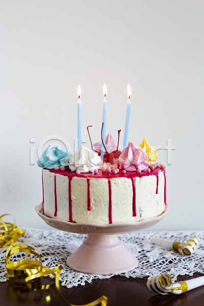 즐거움 축하 사람없음 JPG 포토 해외이미지 리본 블로우아웃 생일 실내 접시 초 케이크 파티 피리나팔 흰배경