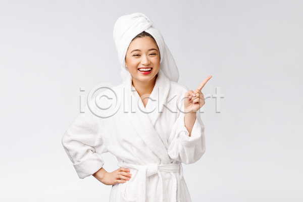 동양인 성인 성인여자한명만 여자 한명 JPG 앞모습 포토 해외이미지 가리킴 목욕가운 뷰티 상반신 수건 실내 응시 피부관리 허리손 흰배경