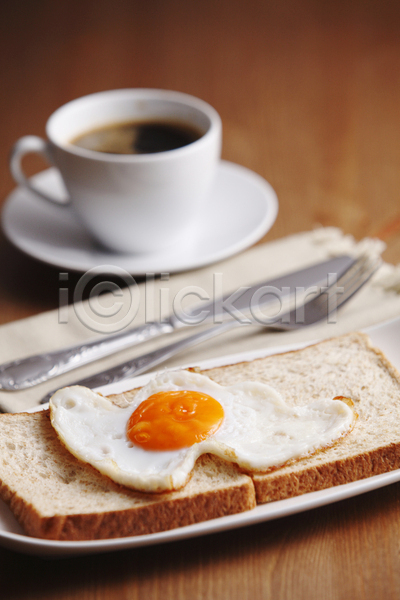 사람없음 JPG 포토 해외이미지 계란프라이 나무탁자 나이프 식빵 실내 접시 커피 커피잔 포크