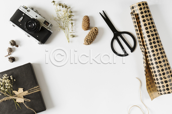 사람없음 JPG 포토 해외이미지 가위(도구) 꽃 노끈 리본 백그라운드 선물 선물상자 카메라 패키지 포장소품 포장지 흰배경
