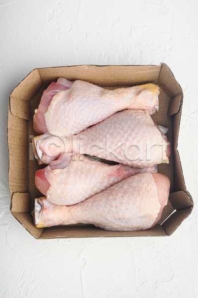 신선 사람없음 JPG 포토 하이앵글 해외이미지 날것 닭고기 닭다리 담기 실내 종이상자 흰배경
