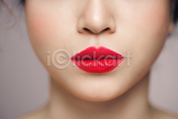 동양인 성인 성인여자한명만 여자 한명 JPG 근접촬영 앞모습 포토 해외이미지 립(입술) 립메이크업 뷰티 빨간립스틱 상반신 실내 입술 회색배경