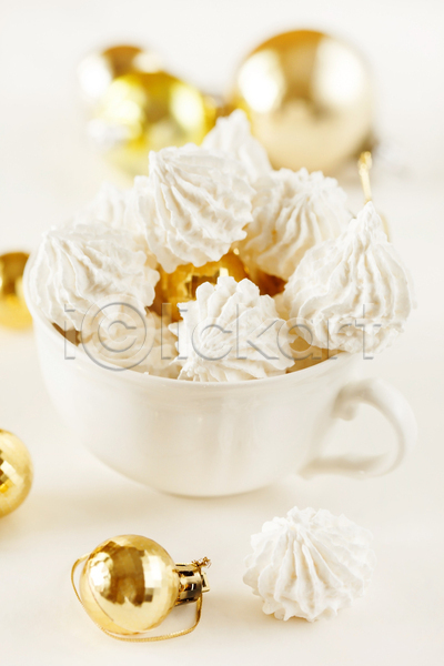 달콤 사람없음 JPG 아웃포커스 포토 해외이미지 머랭 머랭쿠키 서양음식 실내 오너먼트 컵 쿠키 크리스마스 흰배경