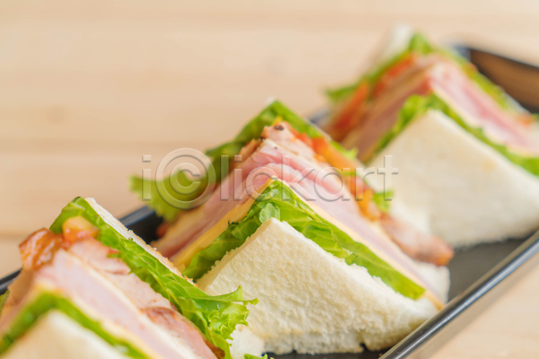 사람없음 JPG 근접촬영 아웃포커스 포토 해외이미지 베이지색배경 샌드위치 식빵 실내 양상추 접시 햄