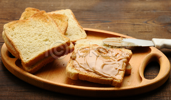 사람없음 JPG 포토 해외이미지 나무접시 나무탁자 땅콩버터 버터나이프 스프레드(음식) 식빵 실내