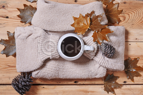 사람없음 JPG 포토 하이앵글 해외이미지 가을(계절) 나무배경 낙엽 니트 단풍 솔방울 스웨터 실내 오브젝트 커피