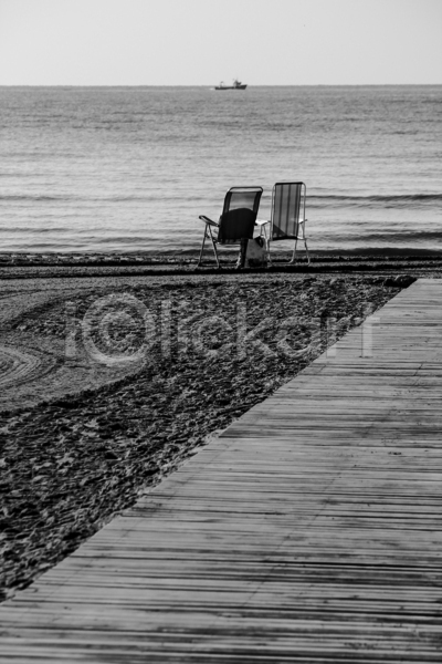 사람없음 JPG 포토 해외이미지 흑백 간이의자 야외 주간 풍경(경치) 해변