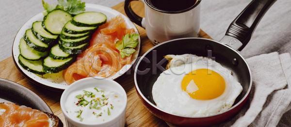 사람없음 JPG 포토 해외이미지 계란프라이 머그컵 소스(음식) 식탁보 실내 아침식사 연어 오이 접시 프라이팬