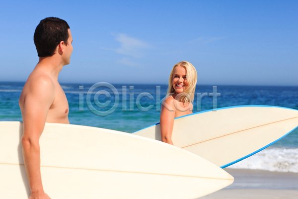 남자 두명 성인 성인만 여자 JPG 옆모습 포토 해외이미지 들기 마주보기 바다 서핑 서핑보드 수영복 수평선 야외 응시 주간 커플 하늘