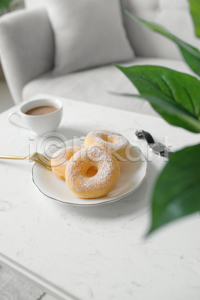 달콤 사람없음 JPG 아웃포커스 포토 해외이미지 도넛 소파 손목시계 실내 잎 접시 커피 커피잔 쿠션 탁자 포크 흰배경